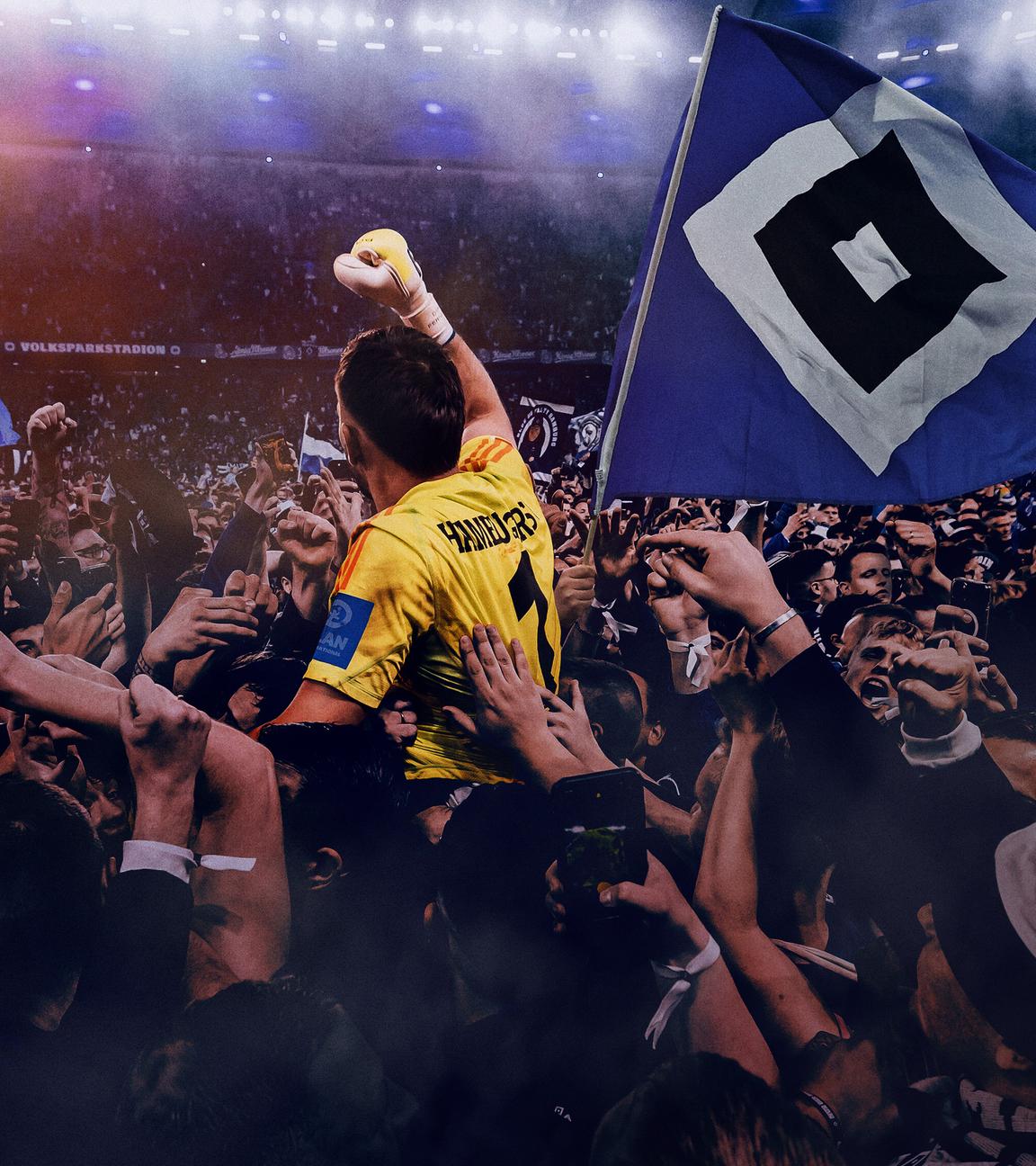 "Always Hamburg": Ein Torwart in gelbem Trikot jubelt in ener Menschenmenge in einem Fußballstadion auf den Schultern von Anhängern des Hamburger Sportvereins mit HSV-Fahnen