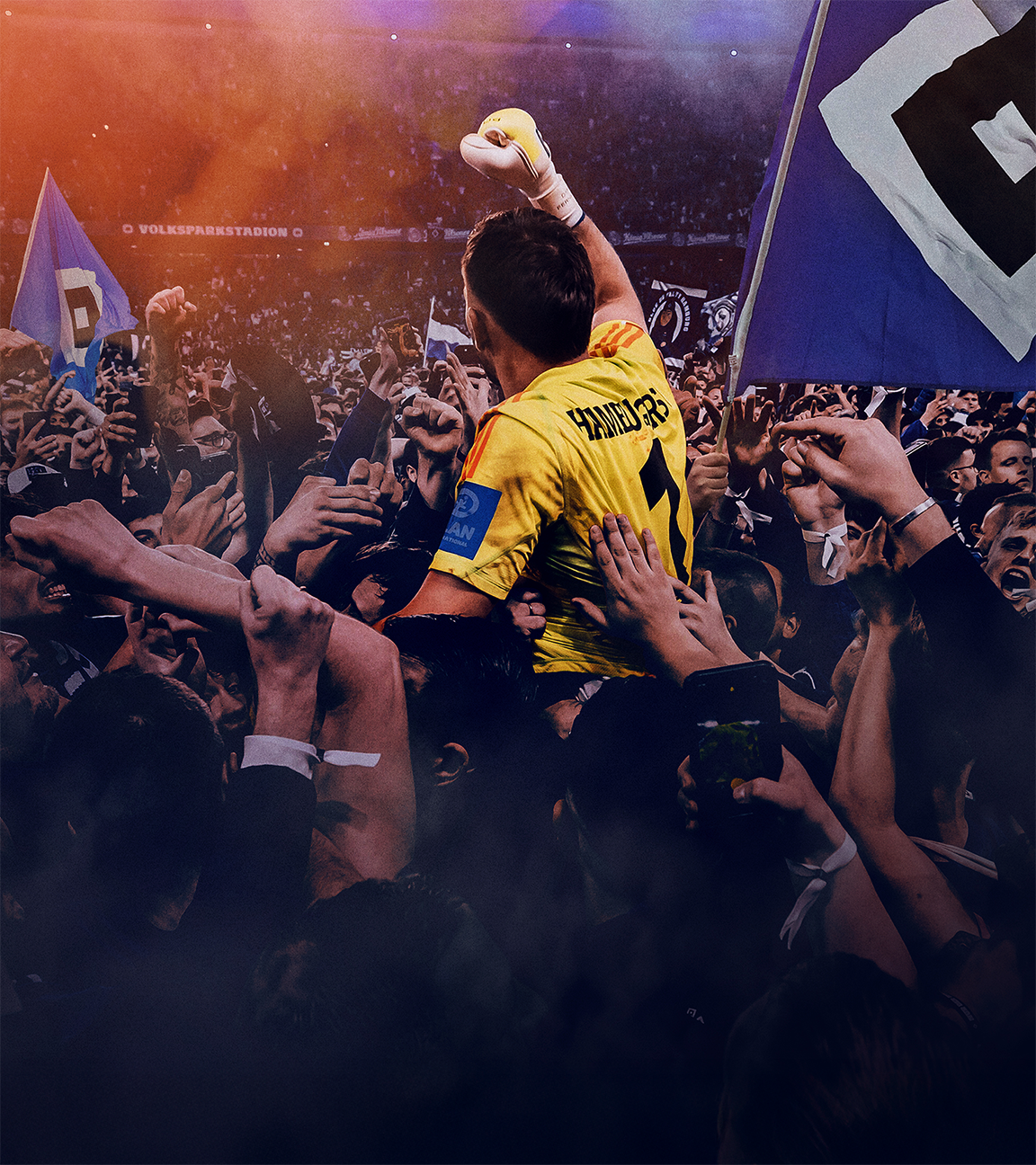"Always Hamburg": Ein Torwart in gelbem Trikot jubelt in ener Menschenmenge in einem Fußballstadion auf den Schultern von Anhängern des Hamburger Sportvereins mit HSV-Fahnen