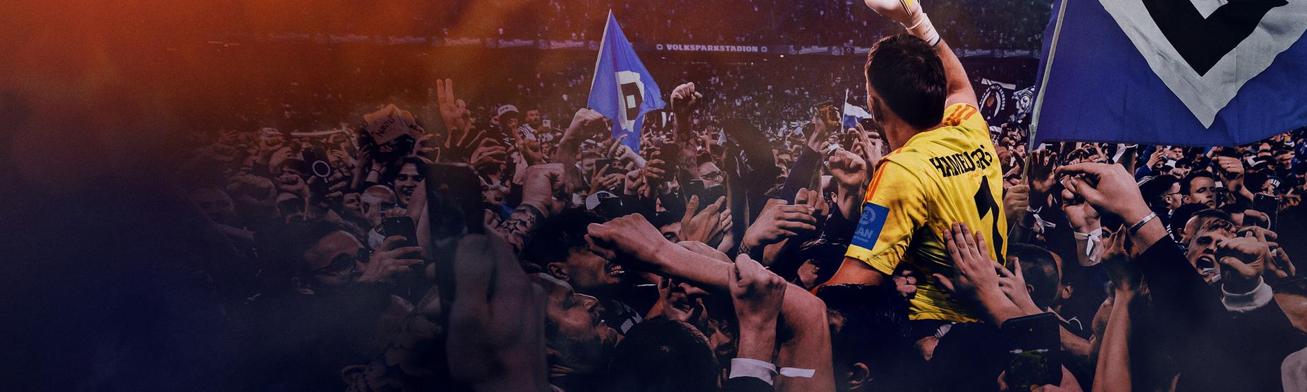 "Always Hamburg": Ein Torwart in gelbem Trikot jubelt in ener Menschenmenge in einem Fußballstadion auf den Schultern von Anhängern des Hamburger Sportvereins mit HSV-Fahnen