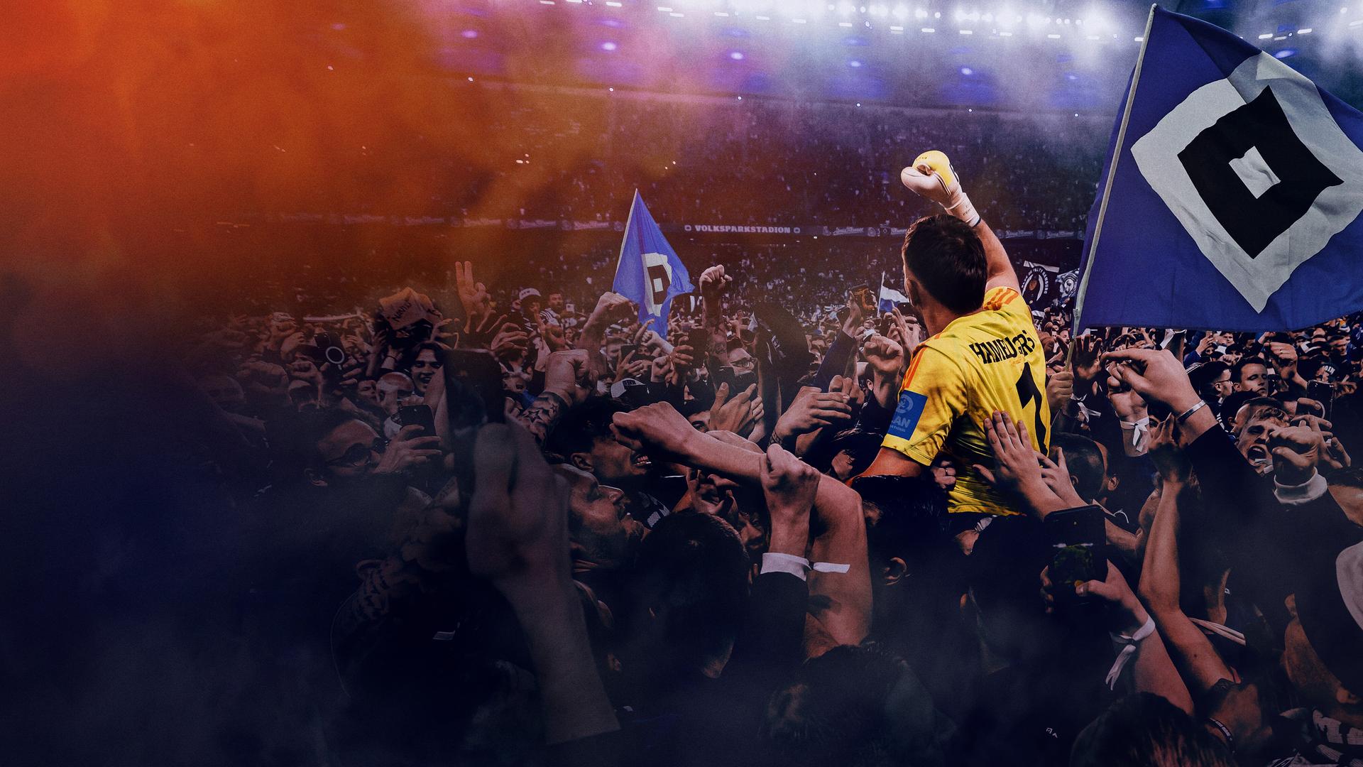 "Always Hamburg": Ein Torwart in gelbem Trikot jubelt in ener Menschenmenge in einem Fußballstadion auf den Schultern von Anhängern des Hamburger Sportvereins mit HSV-Fahnen