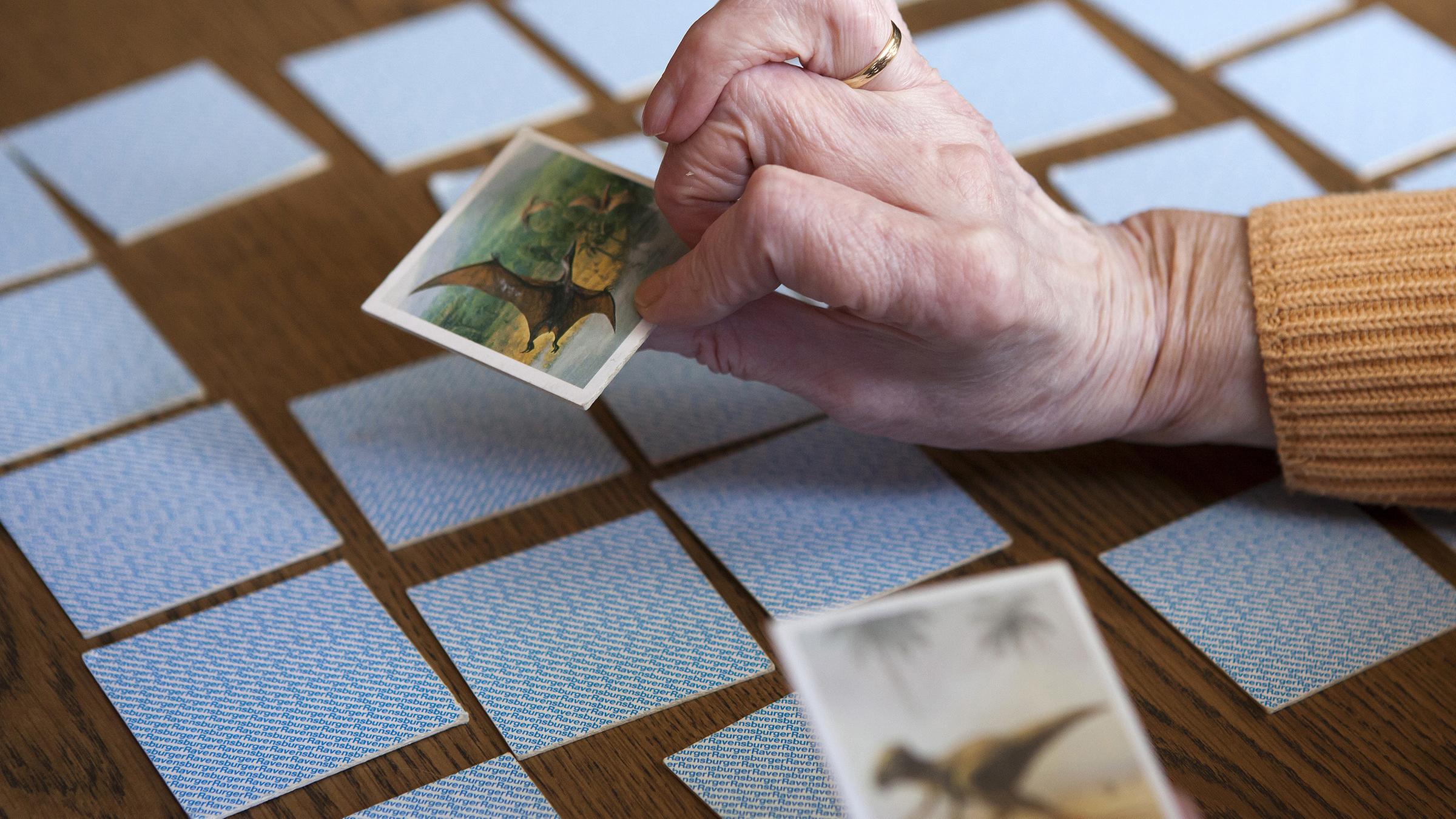 Eine Seniorin spielt "Memory"