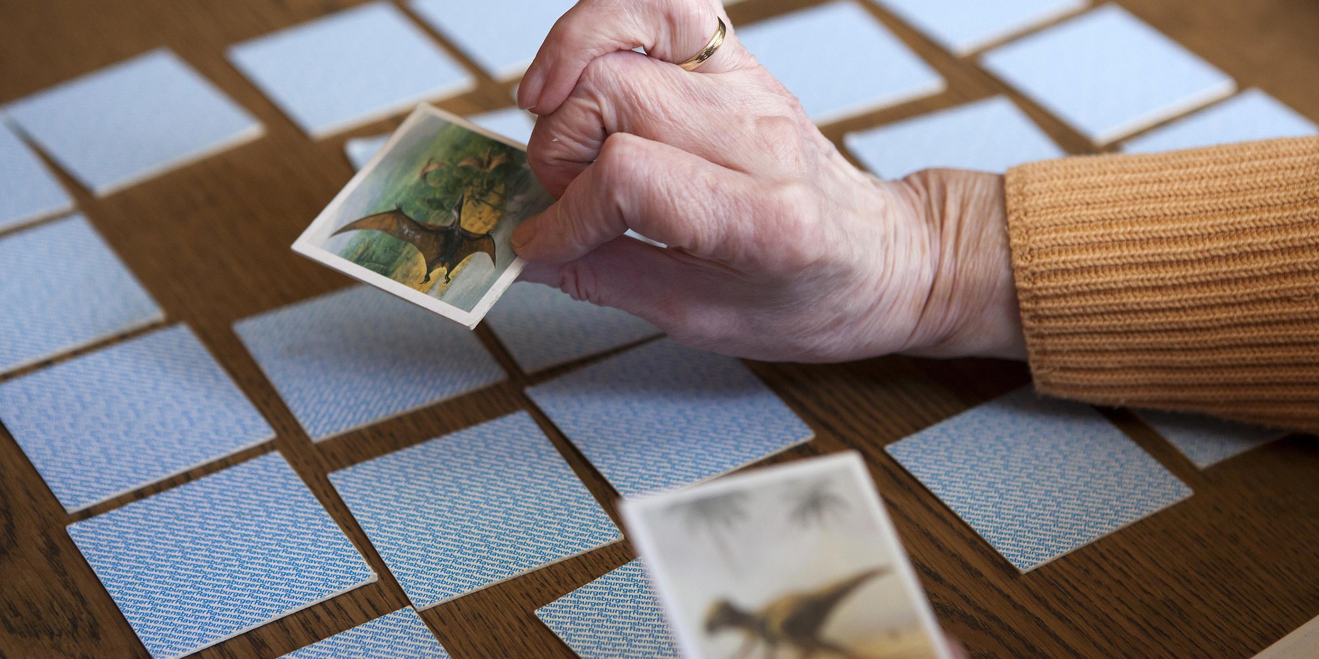 Eine Seniorin spielt "Memory"