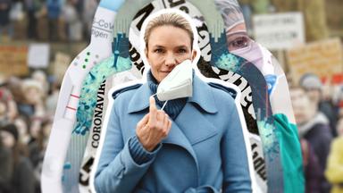 Sarah Tacke steh zentral im Bild mit einer Maske im Gesicht. 