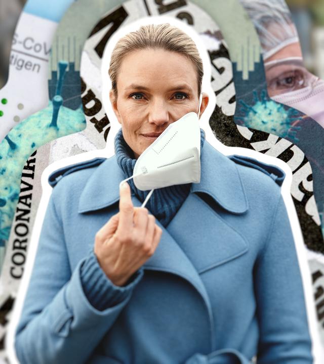Sarah Tacke steh zentral im Bild mit einer Maske im Gesicht. 