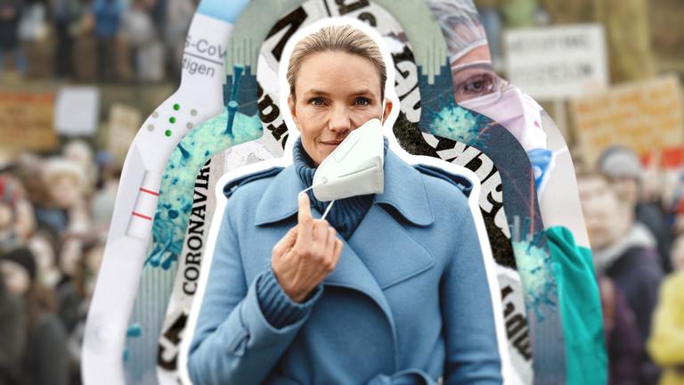 Sarah Tacke steh zentral im Bild mit einer Maske im Gesicht. 