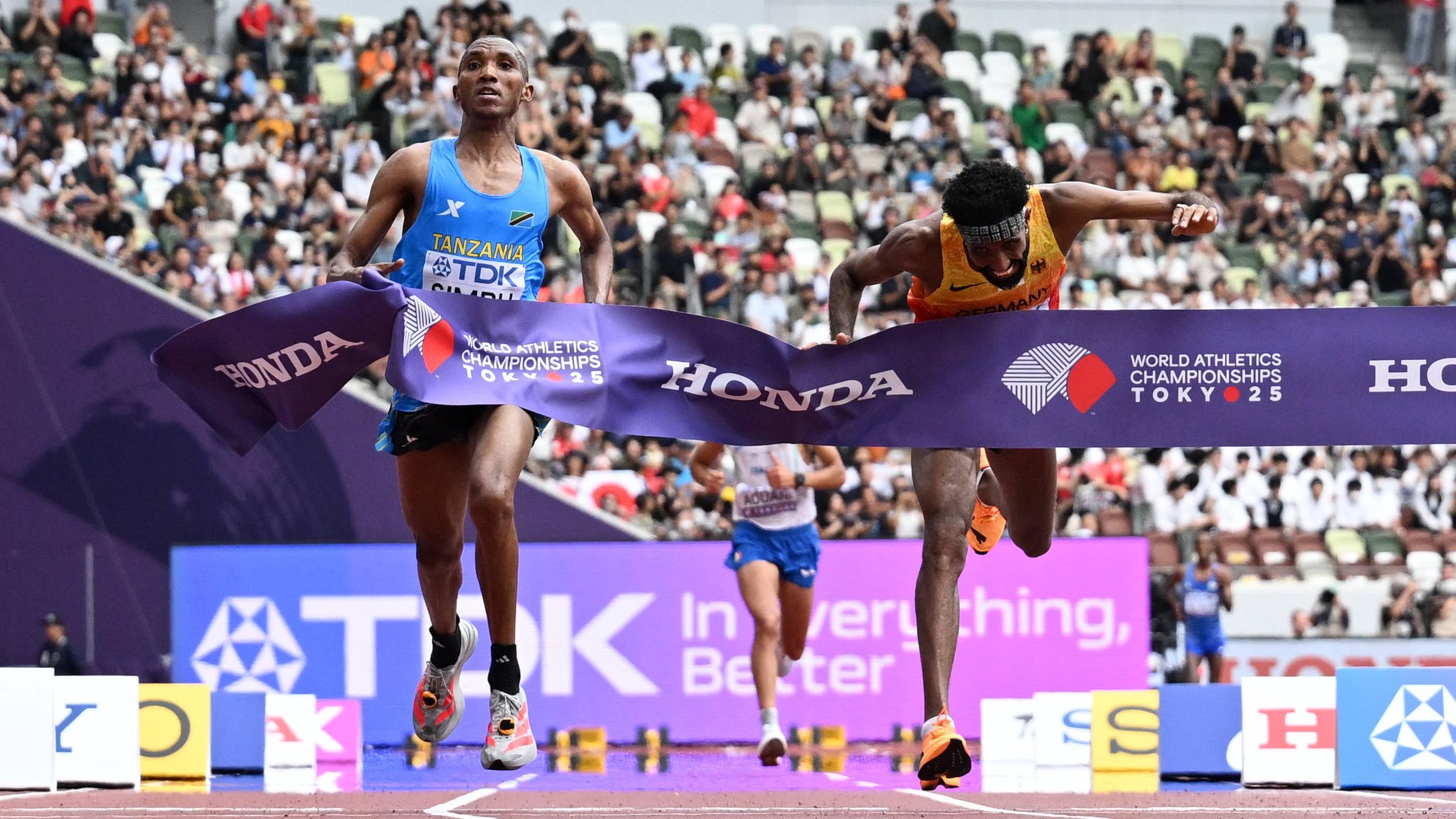 Leichtathletik-WM 2025: Alphonce Felix Simbu (links/Tansania) gewinnt den Marathon knapp vor dem Deutschen Amanal Petros 