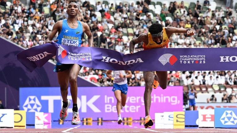 Leichtathletik-WM 2025: Alphonce Felix Simbu (links/Tansania) gewinnt den Marathon knapp vor dem Deutschen Amanal Petros 