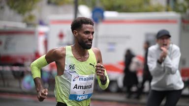 Amanal Petros, deutscher Spitzenläufer und Marathon-Europameister, läuft auf der Strecke des Mainova Frankfurt Marathon 2026.