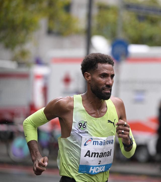 Amanal Petros, deutscher Spitzenläufer und Marathon-Europameister, läuft auf der Strecke des Mainova Frankfurt Marathon 2026.