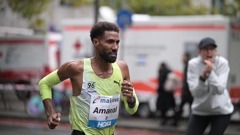 Amanal Petros, deutscher Spitzenläufer und Marathon-Europameister, läuft auf der Strecke des Mainova Frankfurt Marathon 2026.