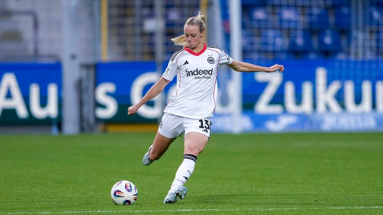 Amanda Ilestedt SGE, 13 , on the ball