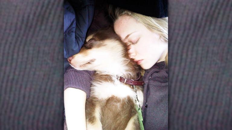 Amanda Seyfried zeigt sich kuschelnd mit ihrem Hund Finn.