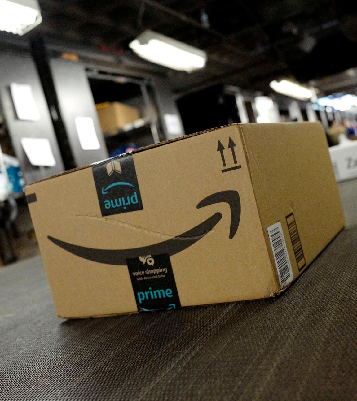 Amazon-Paket auf einem Transportband