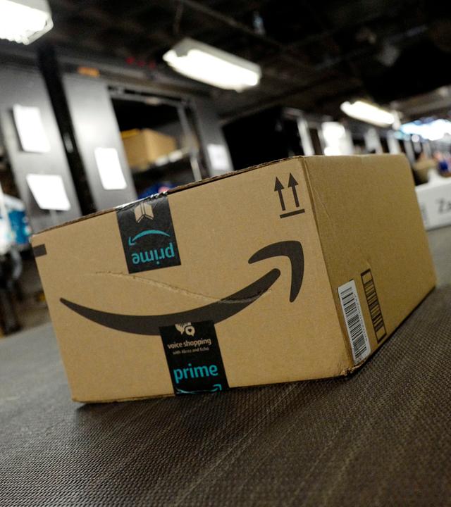 Amazon-Paket auf einem Transportband