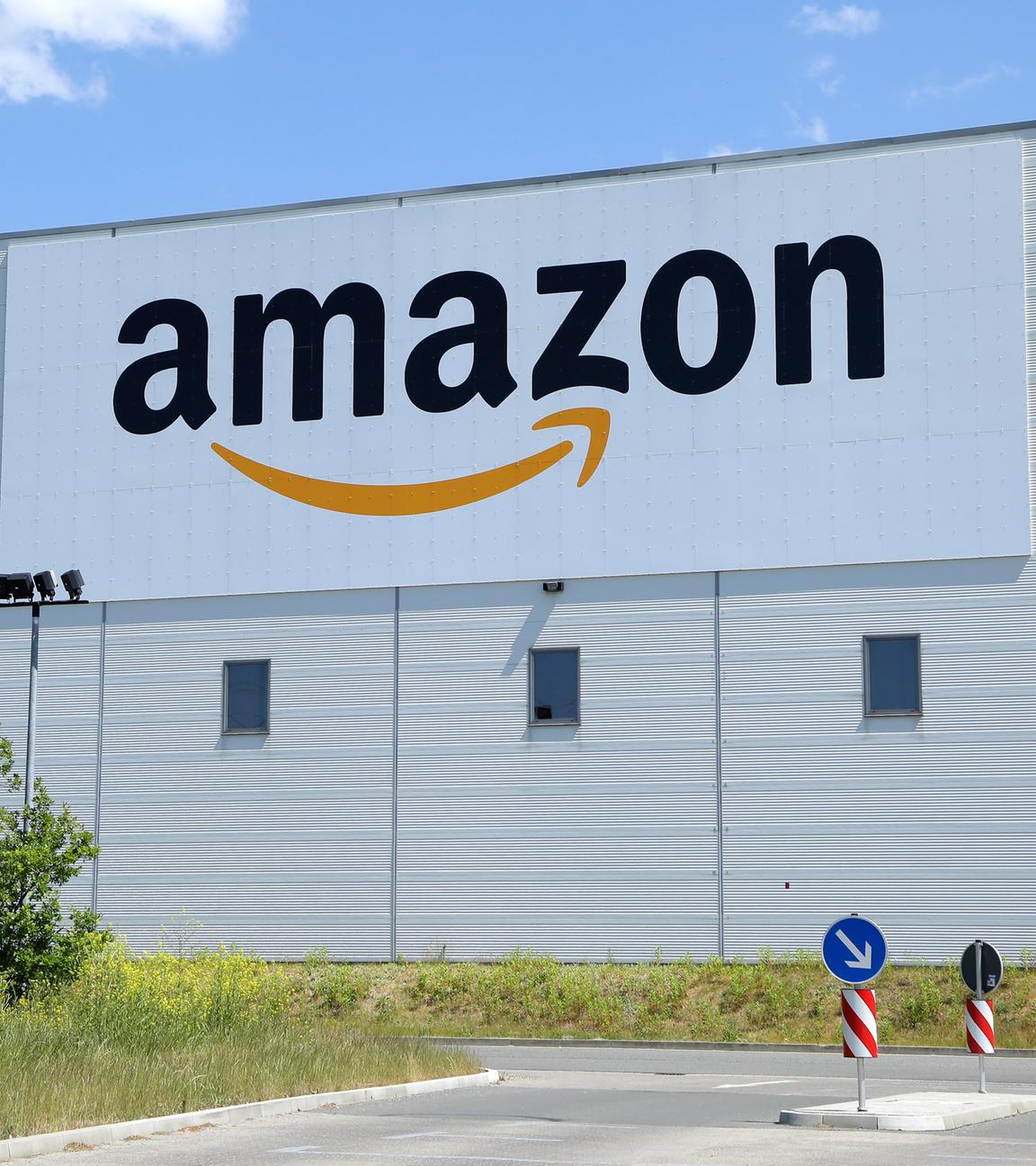 Amazon-Logistikzentrum von außen bei Sonnenschein
