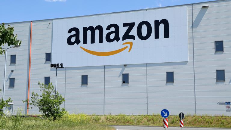 Amazon-Logistikzentrum von außen bei Sonnenschein