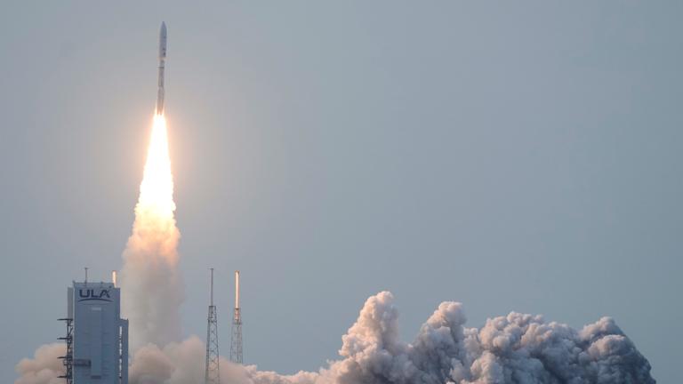Eine Atlas-V-Rakete der United Launch Alliance mit 27 Internet-Satelliten von Amazons Project Kuiper hebt vom Launch Complex 41 der Cape Canaveral Space Force Station ab.