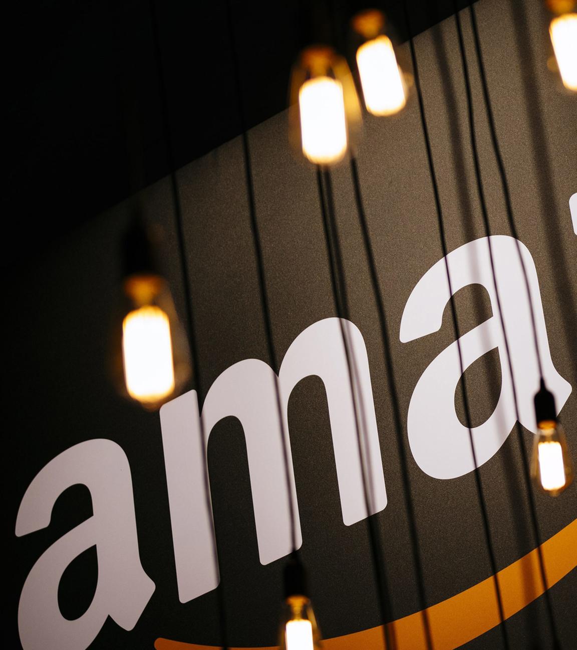 Archiv: Das Amazon-Logo auf einem Promotion-Stand in Köln am 07.09.2018