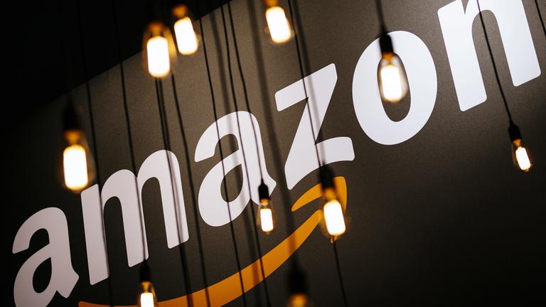 Archiv: Das Amazon-Logo auf einem Promotion-Stand in Köln am 07.09.2018