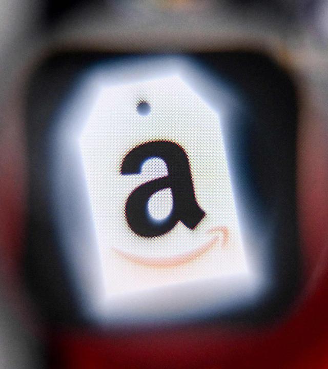 Illustrationsfoto zeigt das Logo des US-Onlinehändlers Amazon auf dem Bildschirm eines Smartphones in Frankfurt am Main.