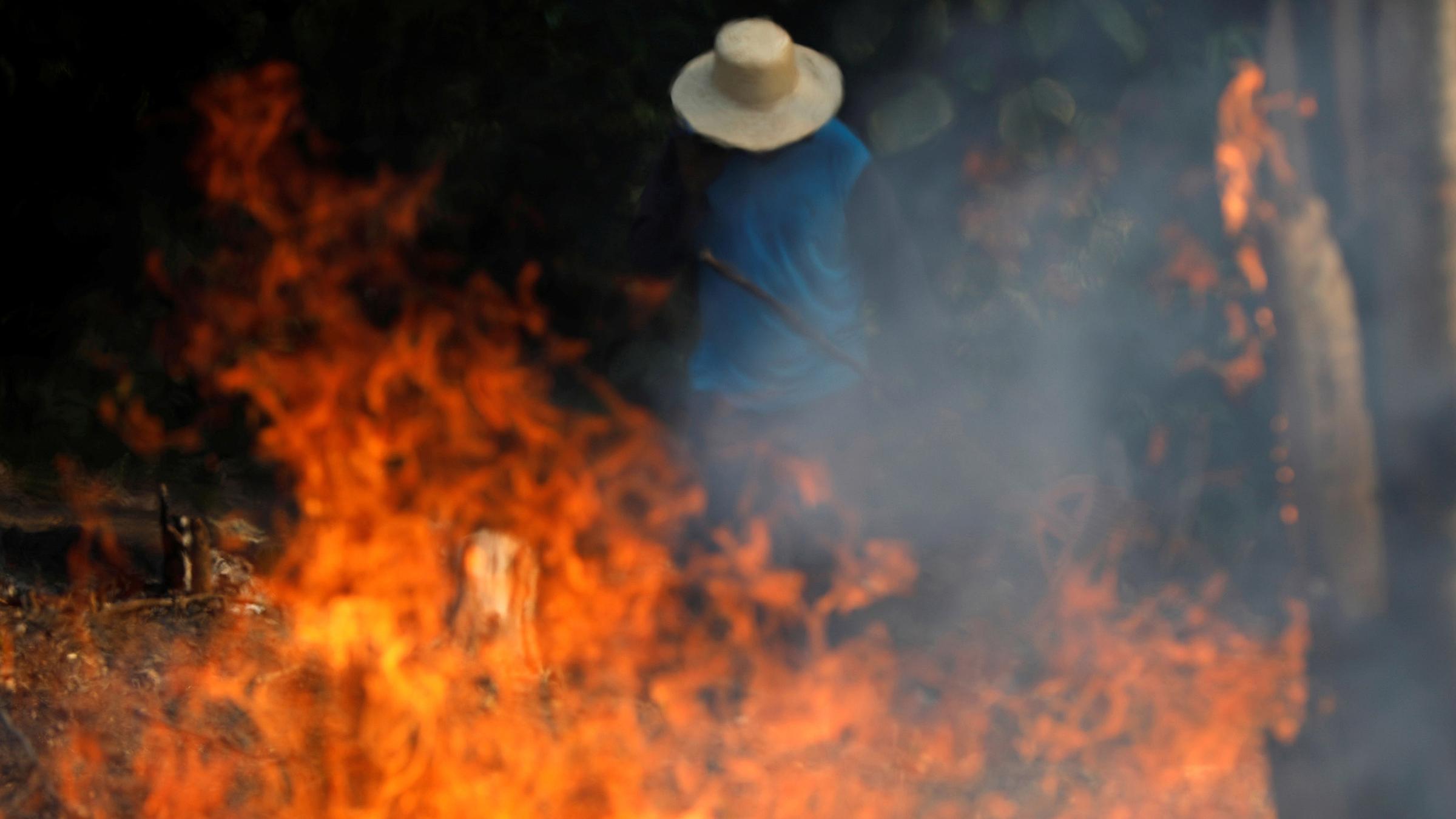 Ein Arbeiter im brennenden Amazonas-Regenwald am 20.08.2019