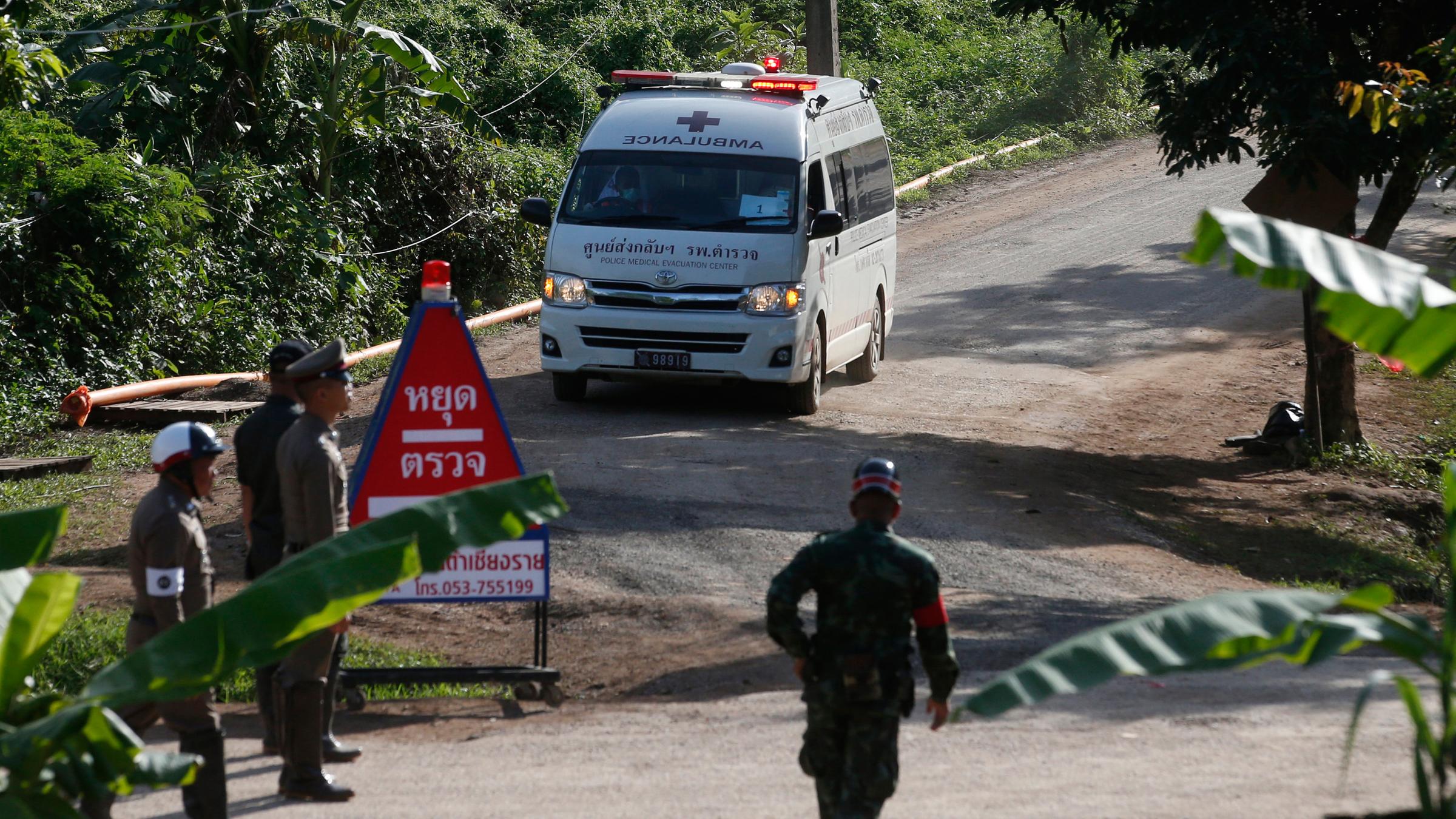 Ambulanz zum Transport der geretteten Jugendlichen