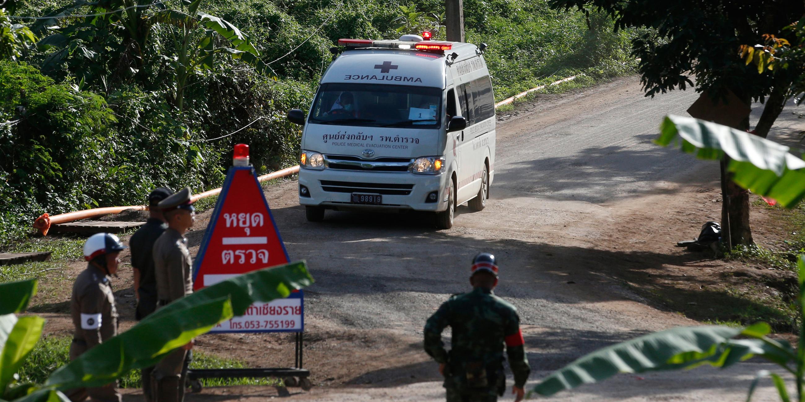 Ambulanz zum Transport der geretteten Jugendlichen
