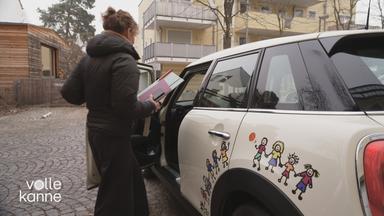Kinderhospiz-Fachkraft steigt in ein Auto ein.