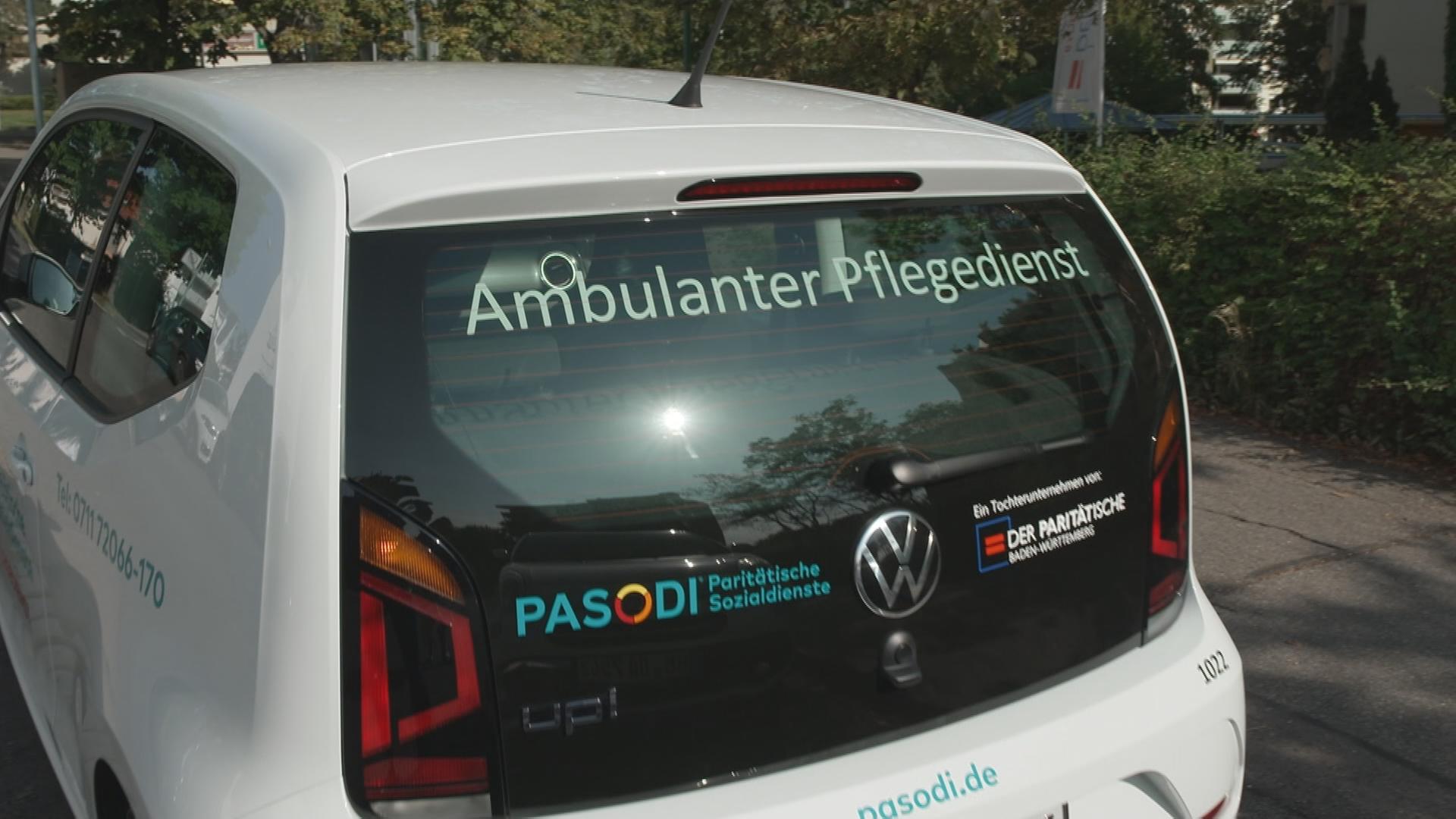 Auf dem Bild ist das Auto eines ambulanten Pflegedienstes zu sehen.