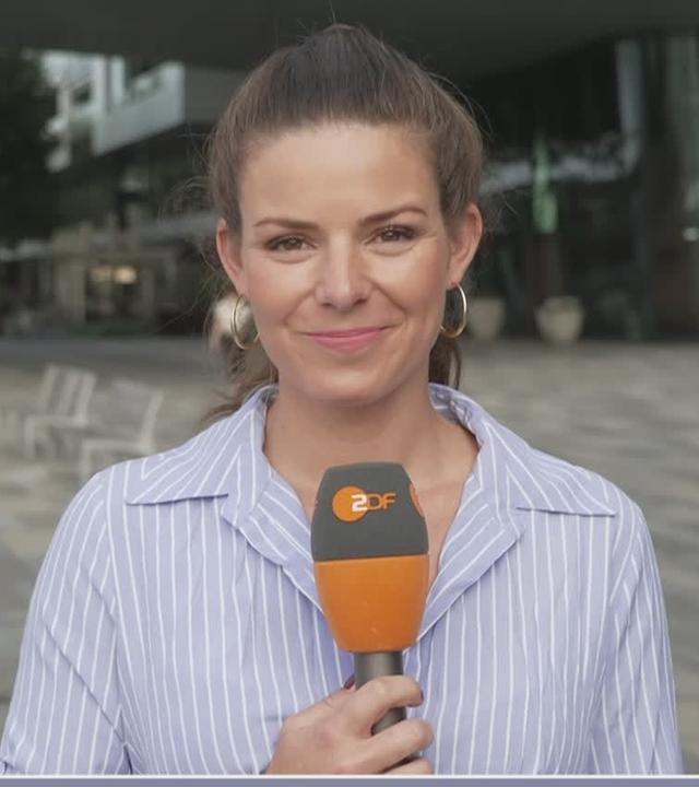ZDF-Reporterin Amelie Stiefvatter im Gespräch mit ZDF-Moderator Florian Zschiedrich über den verkorksten Start der DFB-Elf in Bratislava,