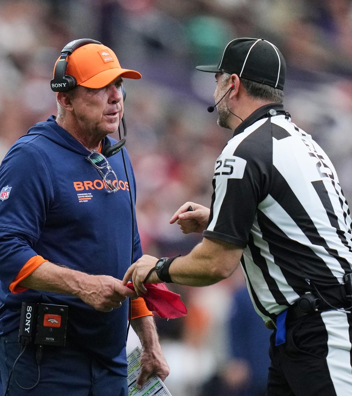 American Football: Denver-Coach Payton mit der roten Challeng-Flagge.