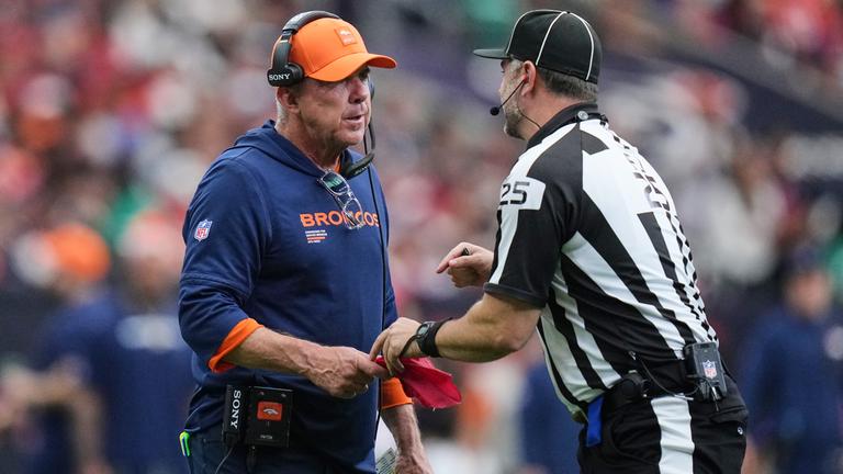 American Football: Denver-Coach Payton mit der roten Challeng-Flagge.