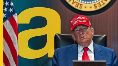 US-President Donald Trump in seinem Situation Room mit der Cap "Make America Great Again"