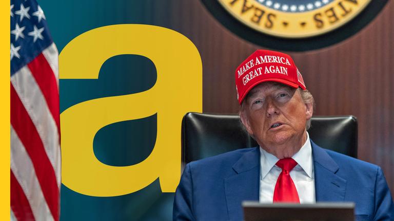 US-President Donald Trump in seinem Situation Room mit der Cap "Make America Great Again"