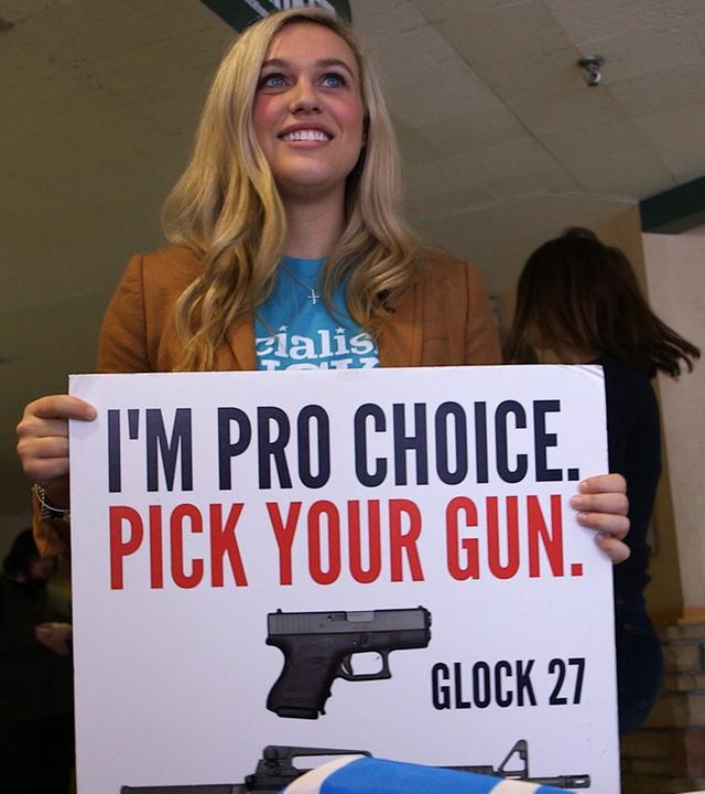 Frau mit Schild pro Waffen