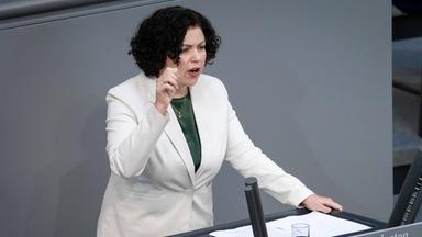 Amira Mohamed Ali von der Partei Die Linke im Portrait bei ihrer Rede zur Debatte Aussprache zum Europaeischen Rat bei der 63. Sitzung des Deutschen Bundestag in Berlin 