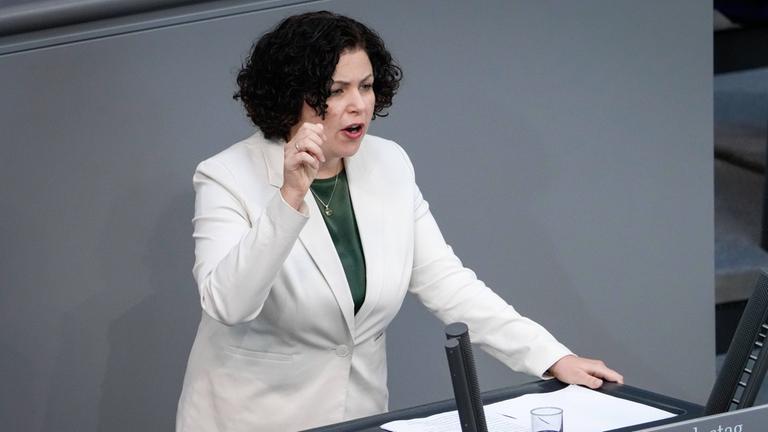 Amira Mohamed Ali von der Partei Die Linke im Portrait bei ihrer Rede zur Debatte Aussprache zum Europaeischen Rat bei der 63. Sitzung des Deutschen Bundestag in Berlin 