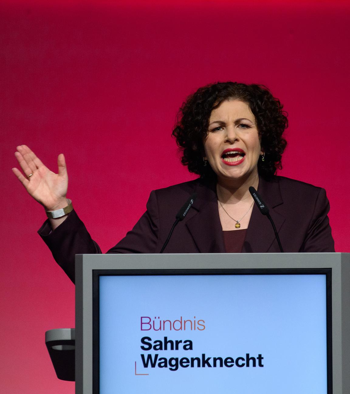 Die BSW-Vorsitzende Amira Mohamed Ali spricht auf dem 3. Bundesparteitag der Partei "Bündnis Sahra Wagenknecht" zu den Delegierten am 06.12.2025 in Magdeburg.