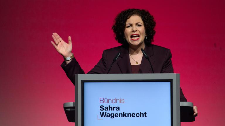 Die BSW-Vorsitzende Amira Mohamed Ali spricht auf dem 3. Bundesparteitag der Partei "Bündnis Sahra Wagenknecht" zu den Delegierten am 06.12.2025 in Magdeburg.