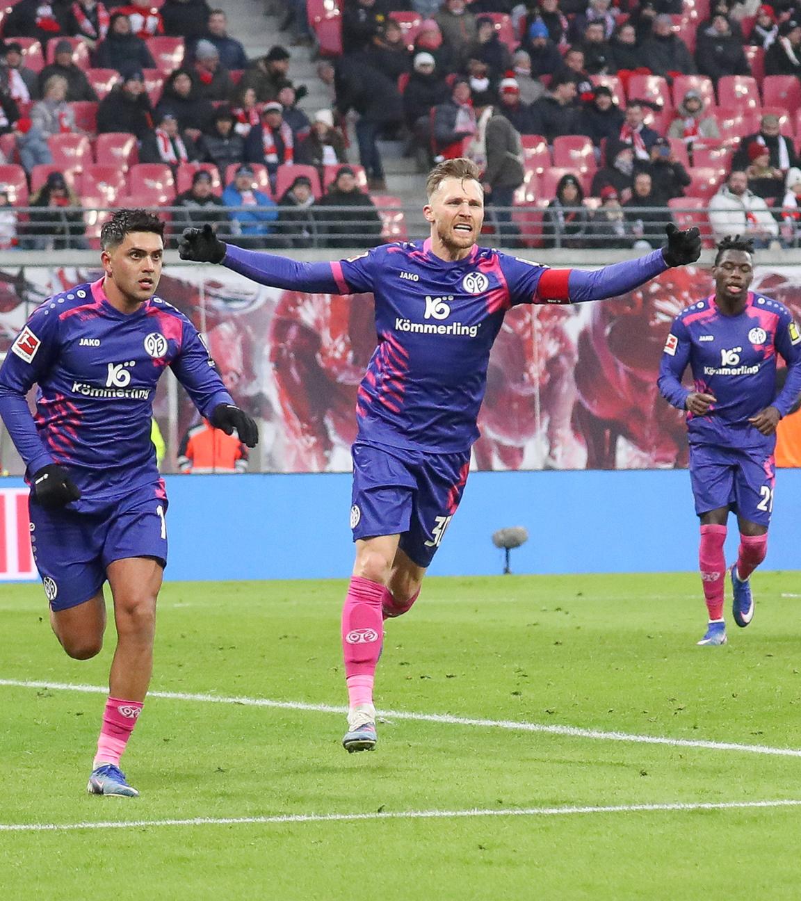 Der Mainzer Mittelfeldspieler Nadiem Amiri jubelt nach seinem Elfmetertor zusammen mit seinem Teamkollegen Silvan Widmer in der Bundesligapartie gegen RB Leipzig