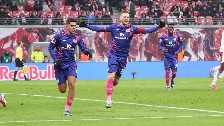 Der Mainzer Mittelfeldspieler Nadiem Amiri jubelt nach seinem Elfmetertor zusammen mit seinem Teamkollegen Silvan Widmer in der Bundesligapartie gegen RB Leipzig