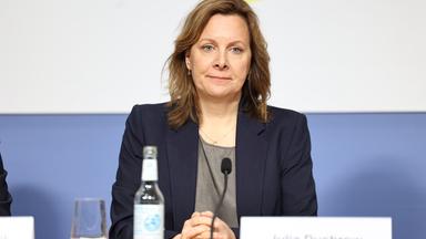Julia Duchrow, Generalsekretärin der deutschen Amnesty-Sektion, stellt den neuen Lagebericht zur weltweiten Situation der Menschenrechte vor. 