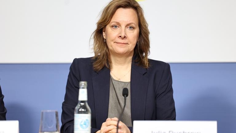 Julia Duchrow, Generalsekretärin der deutschen Amnesty-Sektion, stellt den neuen Lagebericht zur weltweiten Situation der Menschenrechte vor. 