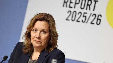 Julia Duchrow, Generalsekretärin der deutschen Amnesty-Sektion, stellt auf einer Pressekonferenz die weltweite Lage der Menschenrechte vor.