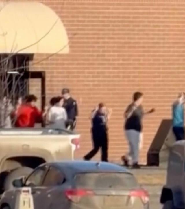 Diese Videoaufnahme zeigt Schüler, die nach Schüssen die Schule verlassen. Bei einem der folgenschwersten Schusswaffenvorfälle in der Geschichte Kanadas sind zehn Menschen ums Leben gekommen. 