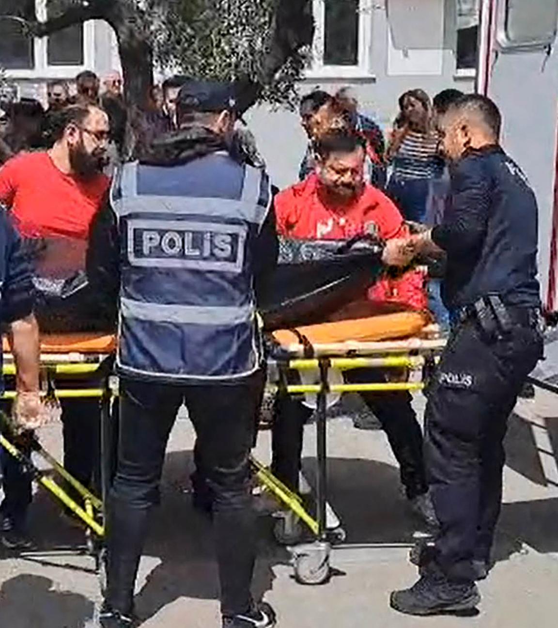 Ersthelfer verladen nach einem Amoklauf am 15.04.2026 in Kahramanmaras in der Türkei einen Leichensack in einen Krankenwagen.