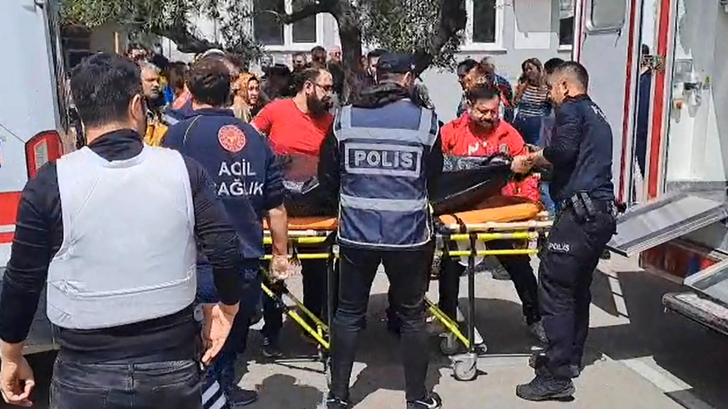 Ersthelfer verladen nach einem Amoklauf am 15.04.2026 in Kahramanmaras in der Türkei einen Leichensack in einen Krankenwagen.