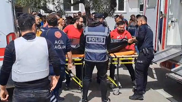 Ersthelfer verladen nach einem Amoklauf am 15.04.2026 in Kahramanmaras in der Türkei einen Leichensack in einen Krankenwagen.