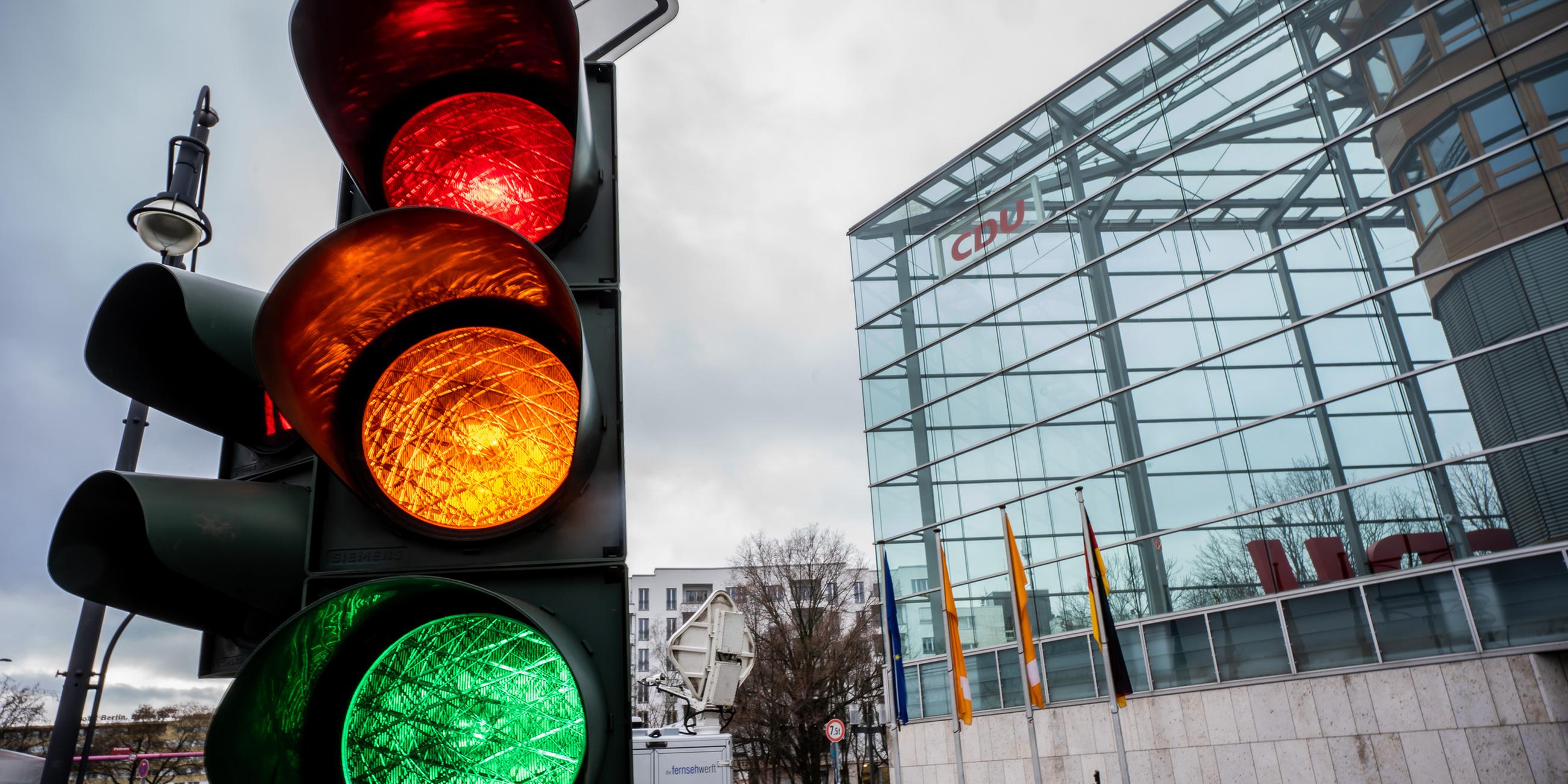 Eine Ampel vor der Bundeszentrale der CDU in Berlin