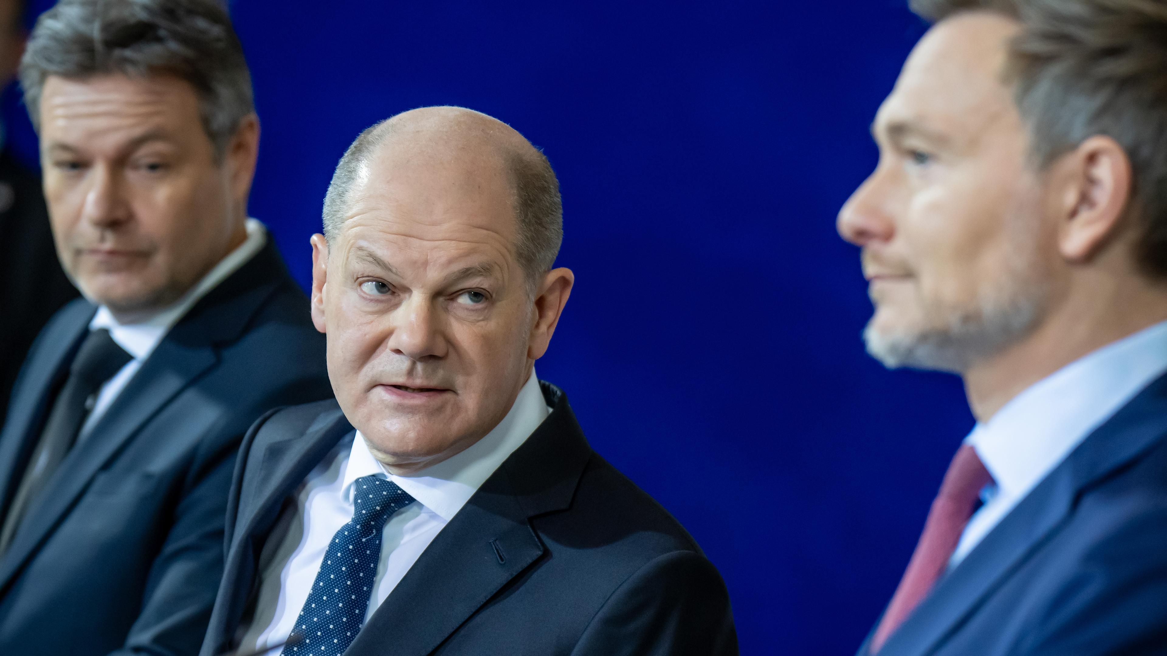 Archiv: Robert Habeck (l-r, Bündnis 90/Die Grünen), Bundesminister für Wirtschaft und Klimaschutz, Bundeskanzler Olaf Scholz (SPD) und Christian Lindner (FDP), Bundesminister der Finanzen, geben ein Pressestatement zur Einigung für den Bundeshaushalt 2024 im Bundeskanzleramt.